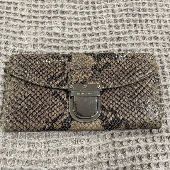 Michael Kors Shiny Snake Print Wallet - Picture 1 of 4